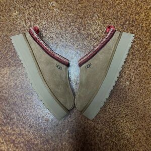 UGG Tazz platform “chestnut”